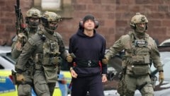 Serhij K. im November 2025, eskortiert von Polizisten