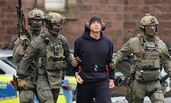 Serhij K. im November 2025, eskortiert von Polizisten