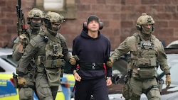 Serhij K. im November 2025, eskortiert von Polizisten