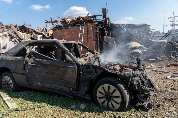 Zerstörte Gebäude und ein ausgebranntes Auto nach einem russischen Angriff in der ukrainsichen ...