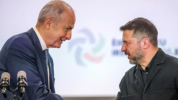 Der irische Regierungschef Micheál Martin versichert dem ukrainischen Präsidenten Wolodymyr ...