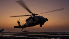 Ein Mehrzweckhubschrauber des Typs MH-60S Sea Hawk