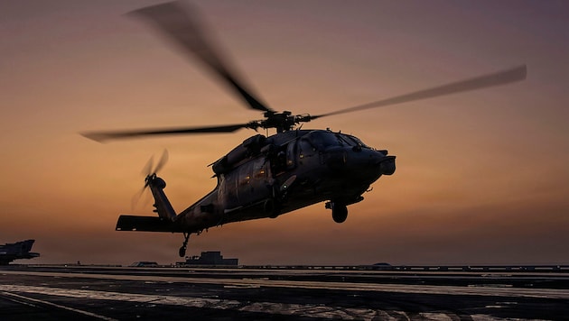 Ein Mehrzweckhubschrauber des Typs MH-60S Sea Hawk