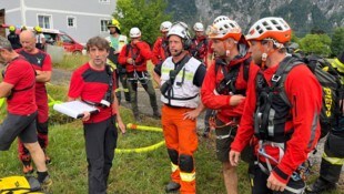 Die Einsatzkräfte wurden mit dem Hubschrauber zum Brandort gebracht.