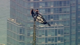 Die beiden Kletterer enthüllten ein Banner mit einer Friedensbotschaft. 