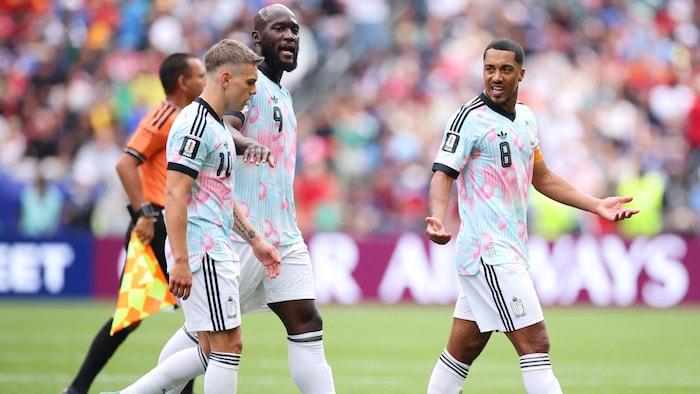 Dicke Luft bei den Belgiern im Spiel gegen den Senegal: Leandro Trossard (Nummer 10) und Youri ...