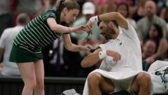 Ein Ballmädchen half Novak Djokovic bei seinem Erstrunden-Auftritt in Wimbledon.