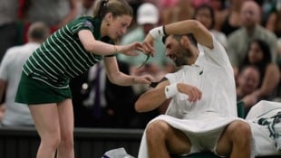 Ein Ballmädchen half Novak Djokovic bei seinem Erstrunden-Auftritt in Wimbledon.