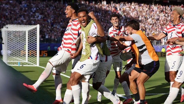 The U.S. celebrates advancing to the Round of 16.