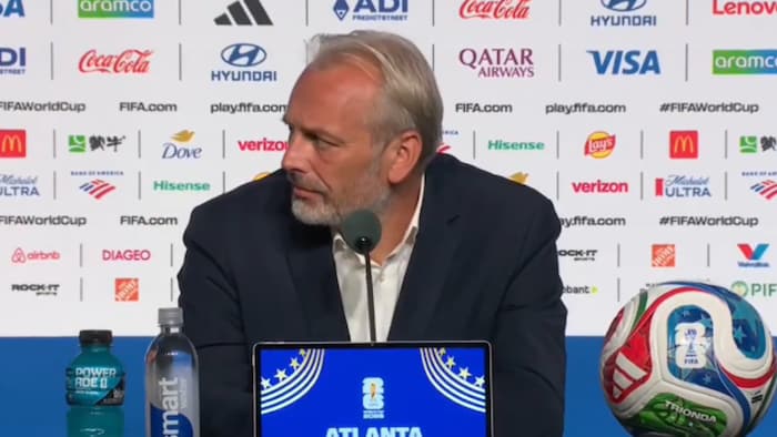 Sebastien Desabre schaut verdutzt, regelrecht geschockt.