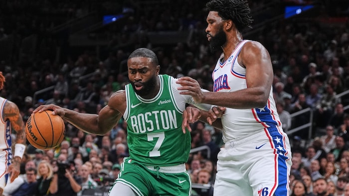 Jaylen Brown (l.) ist bald Teamkollege von Joel Embiid (r.).