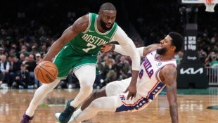 Jaylen Brown (l.) und Paul George (r.) tauschen die Teams.
