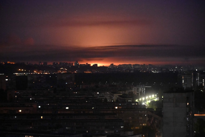 Laut The Kyiv Independent setzten die russischen Angreifer Dutzende Raketen und Marschflugkörper ...