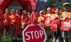 Die Kinder werden mit einem Überraschungssackerl belohnt. 