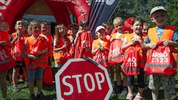 Die Kinder werden mit einem Überraschungssackerl belohnt. 