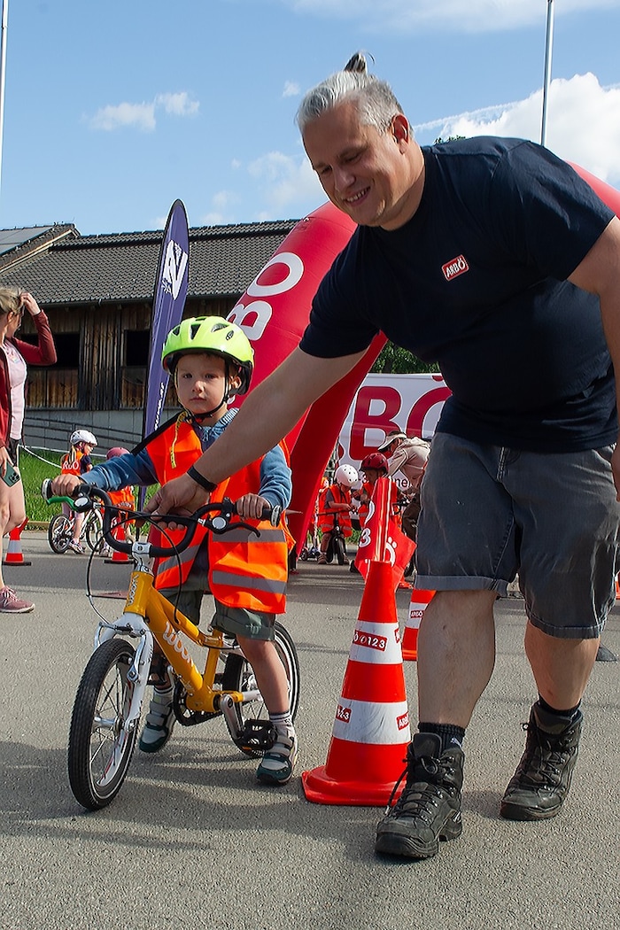 ARBÖ-Mitarbeiter helfen mit und unterstützen die Kindergartenkinder.