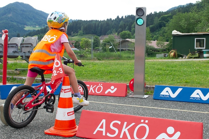 Eine Ampel darf beim Parcours natürlich nicht fehlen.