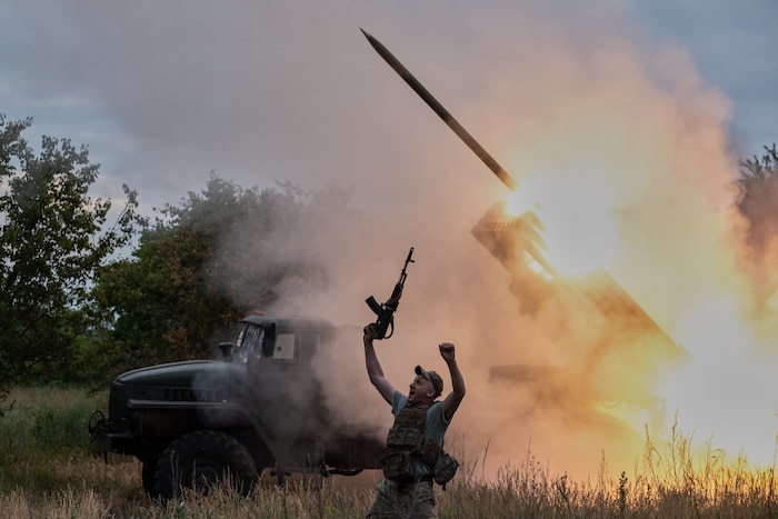 Ukainische Truppen nahe Kostjantyniwka feuern auf russische Stellungen.