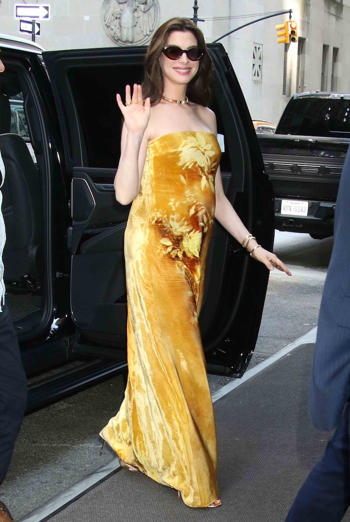 Auch im goldgelben Samtkleid machte die Schauspielerin eine tolle Figur!