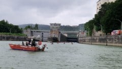 Eine Gruppe von Kajakfahrern war durch ein Unwetter in Not geraten. Ein Boot kenterte.