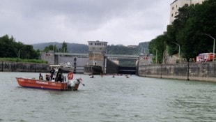 Eine Gruppe von Kajakfahrern war durch ein Unwetter in Not geraten. Ein Boot kenterte.