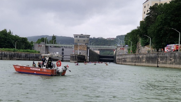 Eine Gruppe von Kajakfahrern war durch ein Unwetter in Not geraten. Ein Boot kenterte.