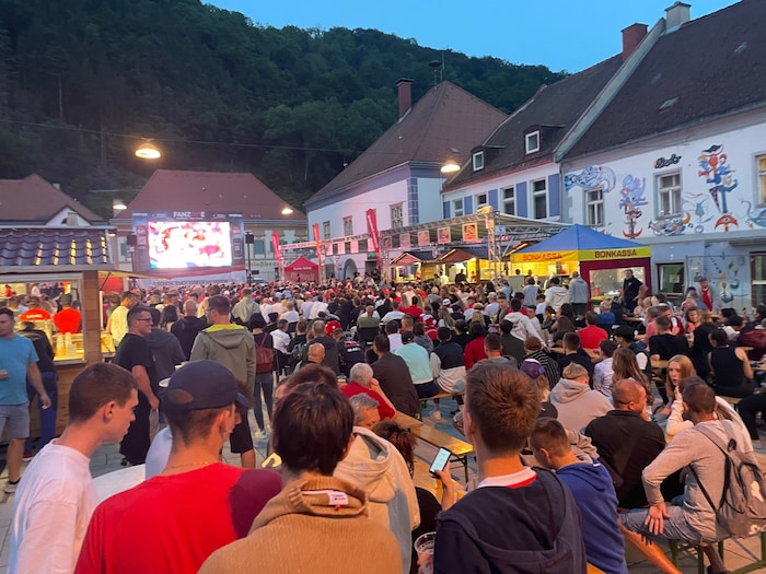 Auch in Kapfenberg gibt‘s heute nur einen Ort, wo man Österreich so richtig anfeuern kann: die ...