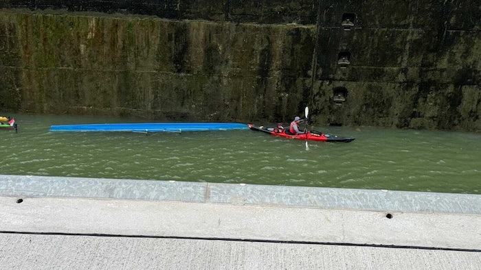 Das gekenterte Boot wurde von der Feuerwehr geborgen.