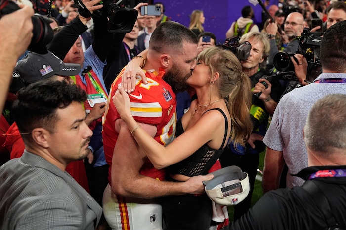 Swift gehört zu den erfolgreichsten Stars der Musikgeschichte, Kelce ist Football-Spieler der ...