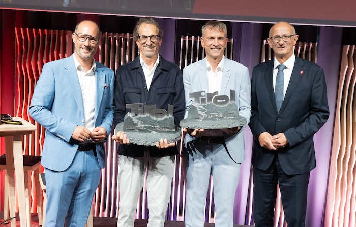 LH Anton Mattle (re.) und LR Mario Gerber (li.) mit den Preis- trägern Franz Tschiderer (2. v. ...