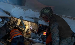 In Venezuela ist ein Mann lebend in den Trümmern entdeckt worden. Mehrere Rettungskräfte ...