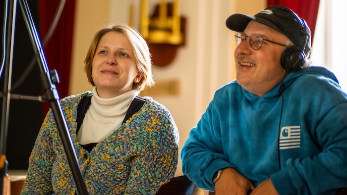 Julia (Regie) und Martin (Ton) blicken durch die Kameralinse.
