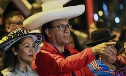 Der knapp unterlegene Kandidat Roberto Sanchez bei einem Protestmarsch für Transparenz bei der ...