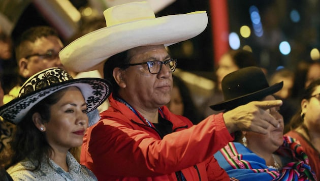 Der knapp unterlegene Kandidat Roberto Sanchez bei einem Protestmarsch für Transparenz bei der ...
