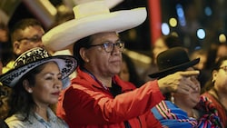 Der knapp unterlegene Kandidat Roberto Sanchez bei einem Protestmarsch für Transparenz bei der ...