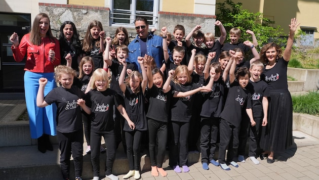 Top-Star Andreas Gabalier kurz vor Schulschluss auf Besuch in der Musikvolksschule St. Peter in ...