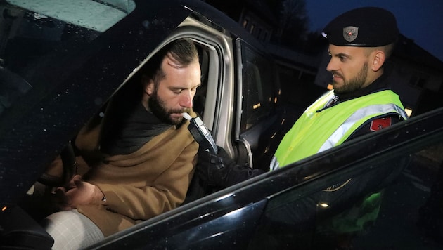 Die Polizei hat im Jahr 2025 österreichweit 28.428 Anzeigen wegen Alkohols am Steuer gestellt. ...