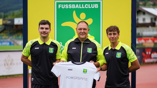 Raul Baur (r.), Sportdirektor Matthias Wallner (M.) und Fabio Markelic bei der ...