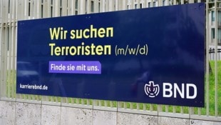 Ein originelles Stellenanzeigenplakat des Bundesnachrichtendienstes in Berlin