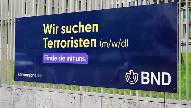 Ein originelles Stellenanzeigenplakat des Bundesnachrichtendienstes in Berlin