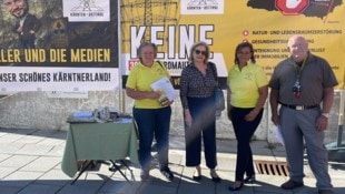 Die Bürgerinitiative Gegenstrom 380 kV hatte sich vor dem Congress Center positioniert