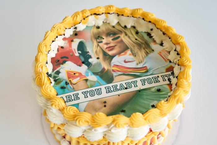 Mehrstöckig und spektakulär? Über die Hochzeitstorte von Taylor Swift und Travis Kelce wird ...