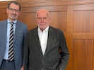Diesmal brauchte Manfred Ainedter selbst einen Anwalt. Michael Rami (li.) vertrat ihn ...
