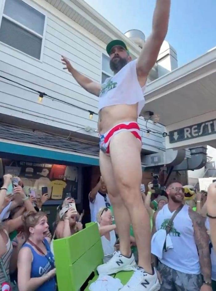 In New Jersey sorgte Jason Kelce mit einem schrillen Auftritt für Lacher. Bei der möglichen ...