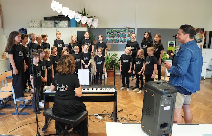 Ein Ständchen für und mit dem Star: Gabalier und die Schüler von St. Peter.