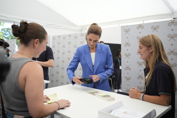 Und Kate packte auch noch mit an: Bei der Kassa übergab sie nicht nur Tagespässe an die ...