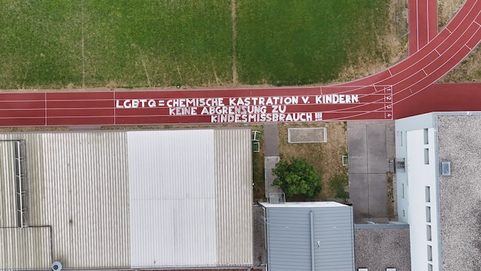 Ein Bild aus 20 Metern Höhe zeigt die 120 Quadratmeter große Aufschrift, die vom Boden aus nur ...