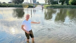 Heurigenwirt Gerhard Küssler steht mitten in der March: „Das Niedrigwasser blockiert den Betrieb ...
