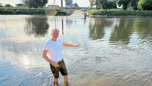 Heurigenwirt Gerhard Küssler steht mitten in der March: „Das Niedrigwasser blockiert den Betrieb ...