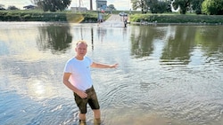 Heurigenwirt Gerhard Küssler steht mitten in der March: „Das Niedrigwasser blockiert den Betrieb ...